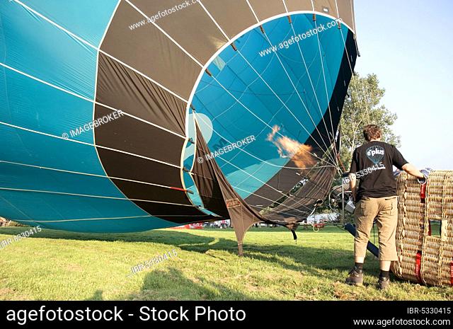 Hot air balloon is filled with hot air, Montgolfiade, Münster, North Rhine-Westphalia, Germany, Europe
