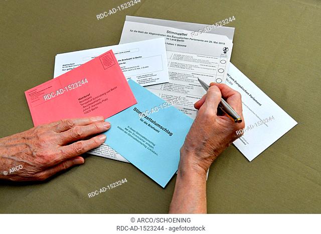 Briefwahlunterlagen mit Stimmzettel, fuer die Wahl zum 9. Europaeischen Parlament am 26. Mai 2019