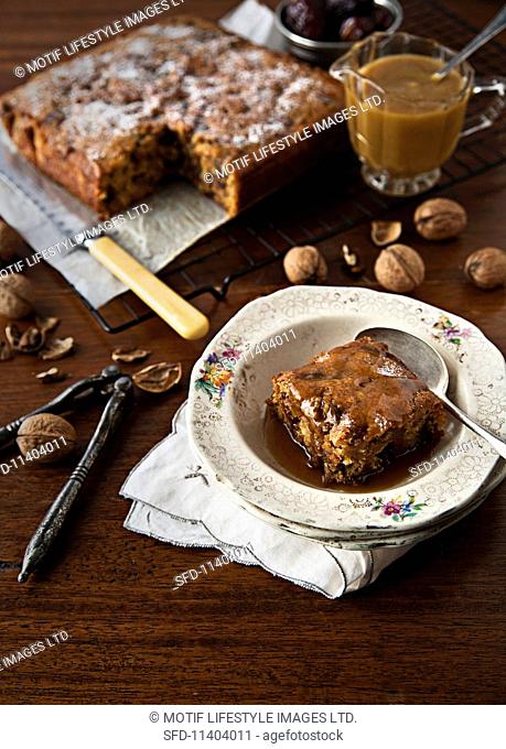 Sticky pudding with dates, walnuts and caramel sauce (England)