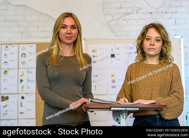 PRODUCTION - 30 March 2022, Saxony-Anhalt, Magdeburg: Iryna Demchenko (l) and Mariia Skrypchenko (r) from Ukraine stand at a desk in a seminar room