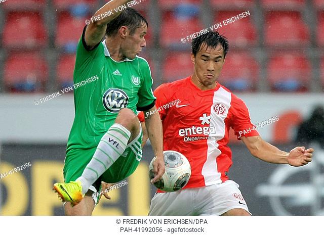 Mainz's Shinji Okazaki (R) and Wolfsburg's Christian Traesch (L) vie for the ball during the German Bundesliga match between 1