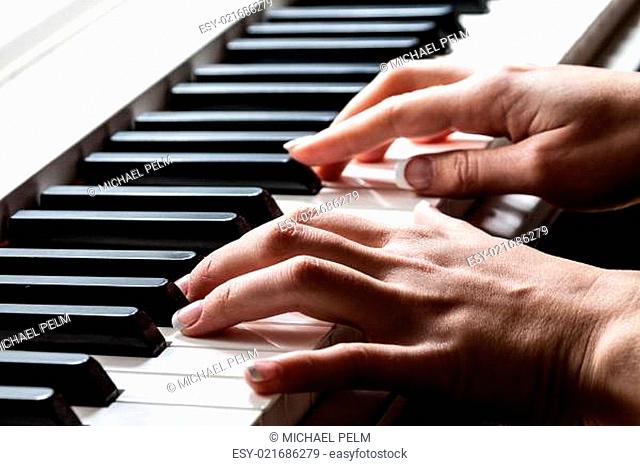 Hände am Klavier