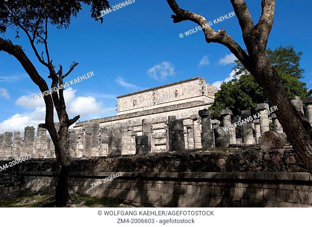MEXICO, YUCATAN PENINSULA, NEAR CANCUN, MAYA RUINS OF CHICHEN ITZA, GROUP OF THE THOUSAND COLUMNS WITH TEMPLE OF THE WARRIORS