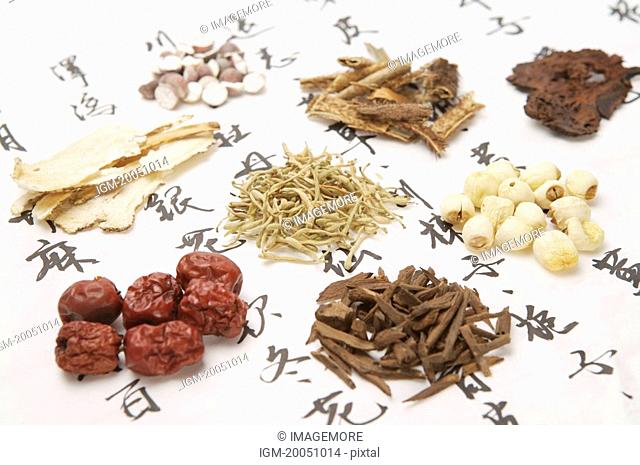 Gordon Euryale Seed, Date, Common Aucklandia Root, Manyprickle Acathopanax Root, Fleece flower Root, Angelica, Honeysuckle Flower, Lotus Seed