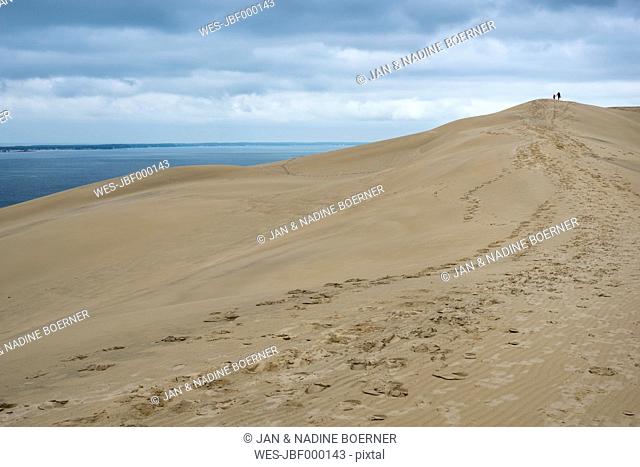 France, Aquitaine, Gironde, Pyla sur Mer, Dune du Pilat, mother and daughter walking on sand dune