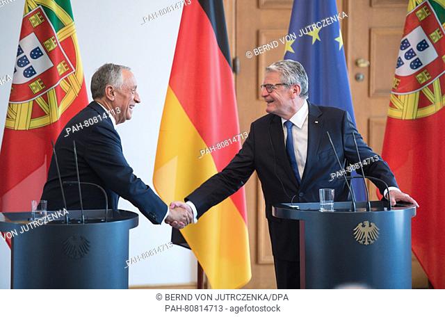 German President Joachim Gauck (R) and Portuguese President Marcelo Rebelo de Sousa deliver a press conference following their talks in Bellevue Palace in...