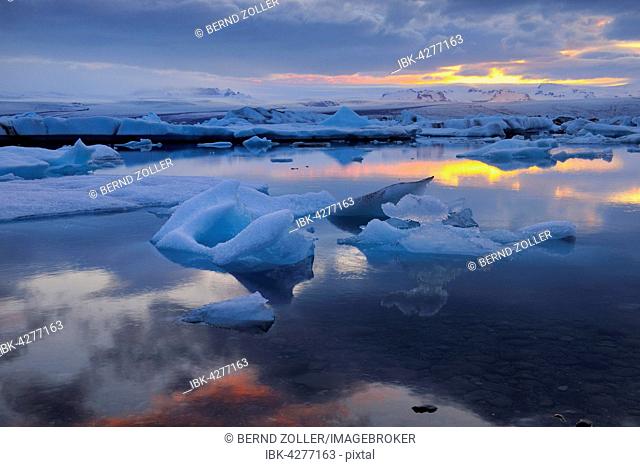 Evening mood at the Jökulsárlón glacier lagoon, icebergs floating behind the Vatnajökull glacier, Southern Region, Iceland