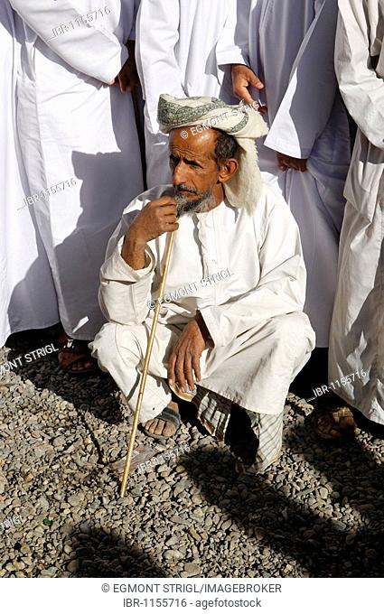 Omani man in traditional dress, livestock or animal market at Nizwa, Hajar al Gharbi Mountains, Al Dakhliyah region, Sultanate of Oman, Arabia, Middle East