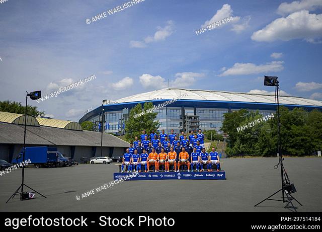 Feature, The team in front of the Veltins Arena. Team photo Top row from left to right: Sebastian Polter, Ibrahima Cisse, Simon Terodde