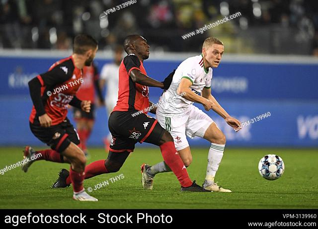 Seraing's Ibrahima Cisse and OHL's Casper De Norre fight for the ball during a soccer match between OHL Oud-Heverlee-Leuven and RFC Seraing