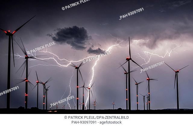 dpatop - A storm's ightning strikes light up the night sky over the Odervorland wind farm in the Oder-Spree district near to Sieversdorf, Germany