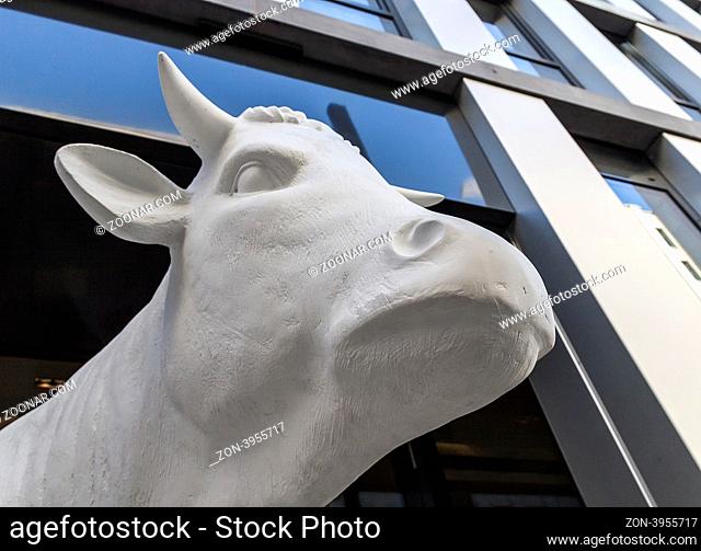 Kuh aus Pappe im Eingang eines Bürohauses