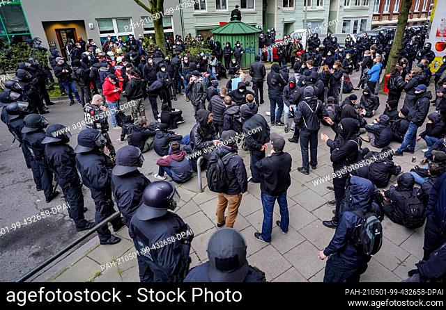 01 May 2021, Hamburg: Police officers have detained a group of demonstrators. Left-wing demonstrators played a cat-and-mouse game with the police on May 1st