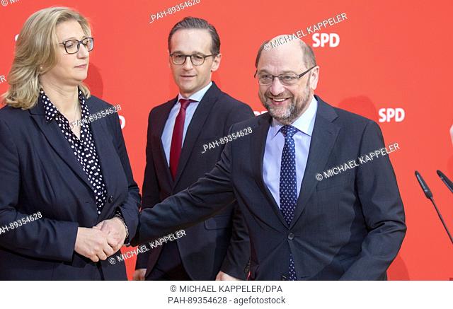 The SPD chancellor candidate and party chairman, Martin Schulz stands next to Anke Rehlinger (L), top candidate in Saarland and Heiko Maas