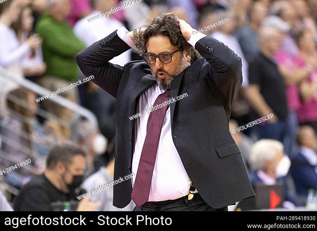 Head coach Andrea TRINCHIERI (FCB, middle) tears his hair. Final score 81:82, basketball 1.Bundesliga/Telekom Baskets Bonn-FC Bayern Munich/2