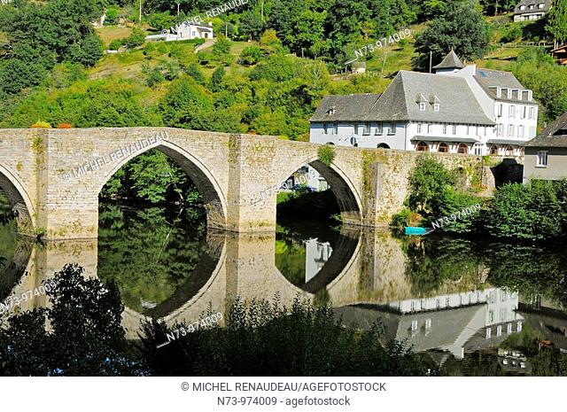 France, Aveyron, Entraygues, ville au confluent du Lot et de La Truyère