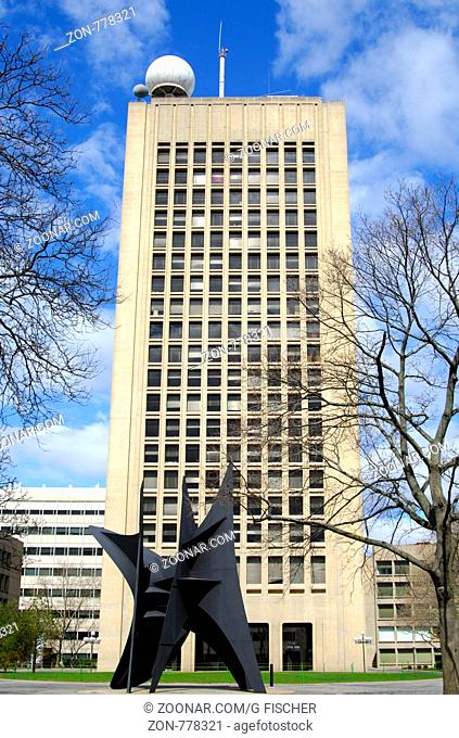 Skulptur Das Grosse Segel von Alexander Calder vor dem Grünen Gebäude, Gebäude 54, im McDermott Court auf dem Campus des Massachusetts Institute of Technology