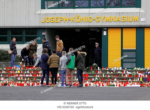 Mitschueler trauern um 16 Schueler und 2 Lehrerinnen vom Joseph-Koenig-Gymnasium in Haltern am See die auf dem Rueckflug von einem Schueleraustausch in Spanien...