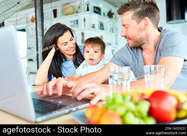 Familie mit Kleinkind beim Videochat am Laptop Computer im Wohnzimmer