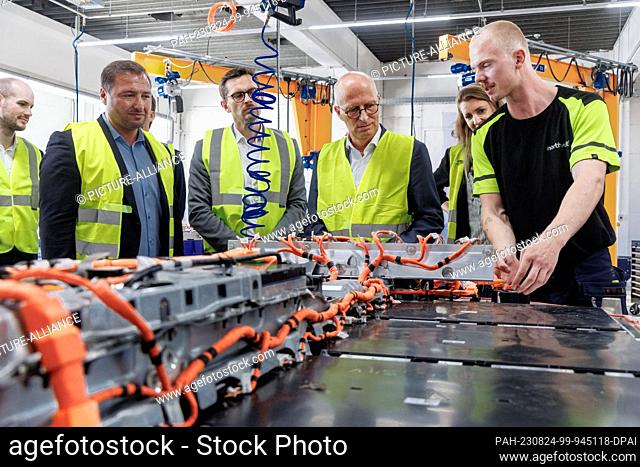 24 August 2023, Hamburg: Peter Tschentscher (SPD, M), First Mayor of Hamburg, informs himself at the company European Metal Recycling (EMR) about the work...