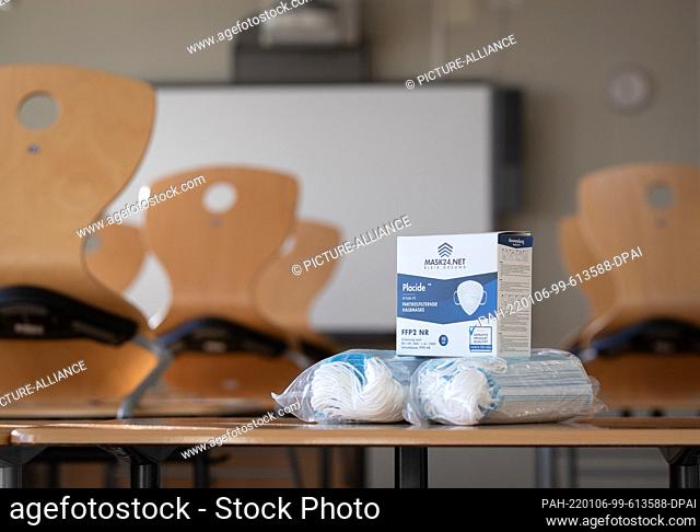 ILLUSTRATION - 06 January 2022, North Rhine-Westphalia, Bielefeld: FFP and surgical masks lie in a classroom from Max Planck High School