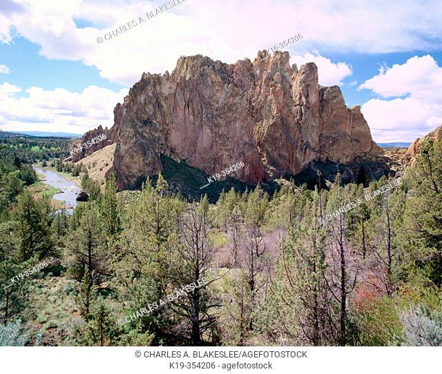 Smith Rock and Crooked River, Smith Rock State Park. Deschutes County. Oregon, USA