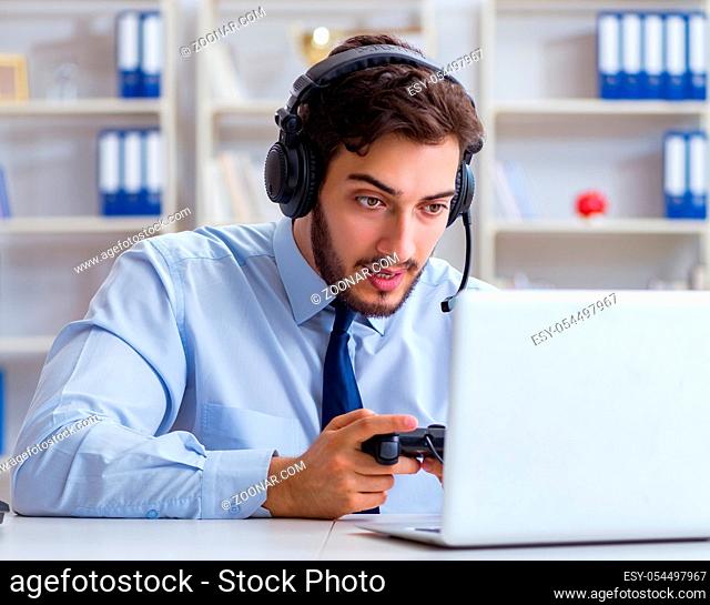 The businessman gamer in office playing games