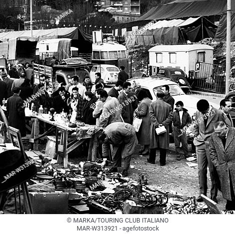roma, mercatino di rottami e bulloneria meccanica, 1962 // rome, market of scrap and mechanical bolts, 1962