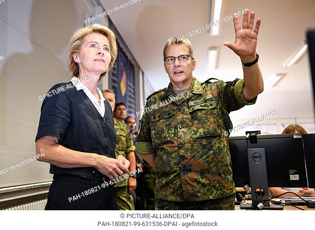 21 Augsut 2018, Germany, Ulm: Lieutenant General Jürgen Knappe informs Ursula von der Leyen (l, CDU), Federal Minister of Defence