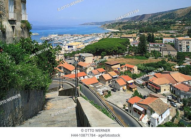 Panoramablick zur Altstadt und zum Bootshafen von Tropea, Kalabrien, Italien