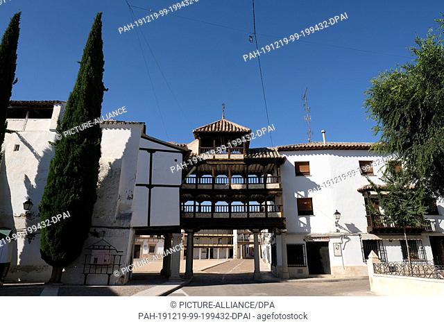 24 September 2019, Spain, Tembleque: The large market square Plaza Mayor with its loggia houses. The historic town centre is recognised as a National Cultural...