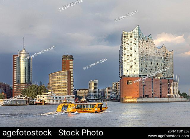 Hamburger Hafen, nördliches Ufer der Elbe mit Konzerthaus Elbphilharmonie sowie Hanseatic Trade Center und Bürogebäude auf der Kehrwiederspitze, Hafencity