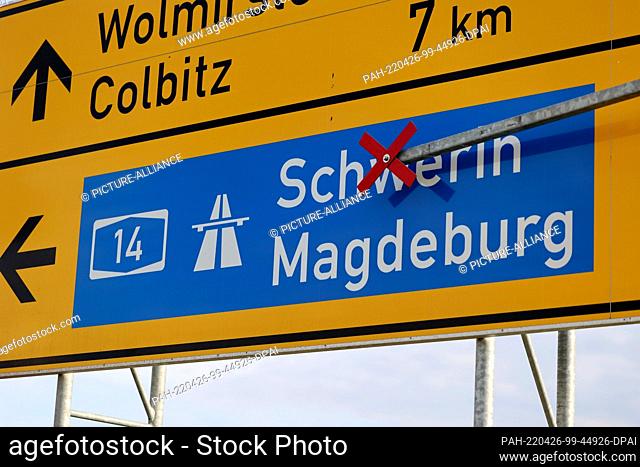 25 April 2022, Saxony-Anhalt, Lüderitz: A traffic sign Autobahn A14 near Dolle with the closed direction Schwerin. The A14 north extension is growing