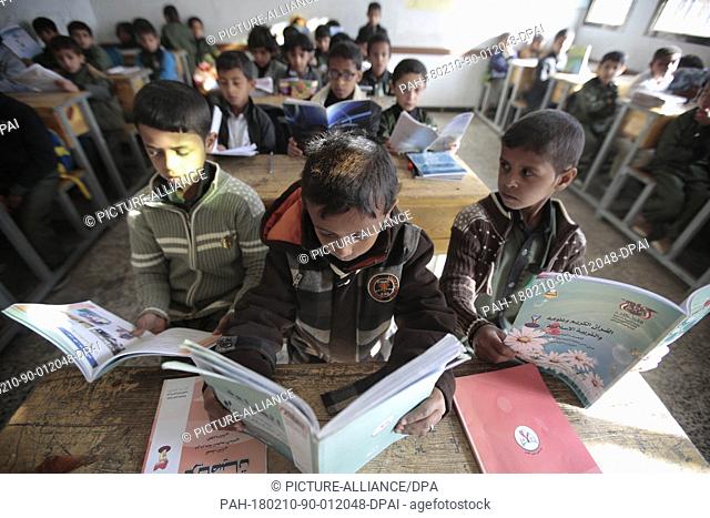 dpatop - Yemeni students attend a class on the first day of the new semester at a school in Sanaa, Yemen, 10 February 2018