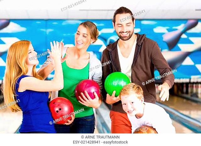 Familie im Bowling Center