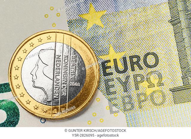 a 1 euro coin from the Netherlands on a 5 euro banknote