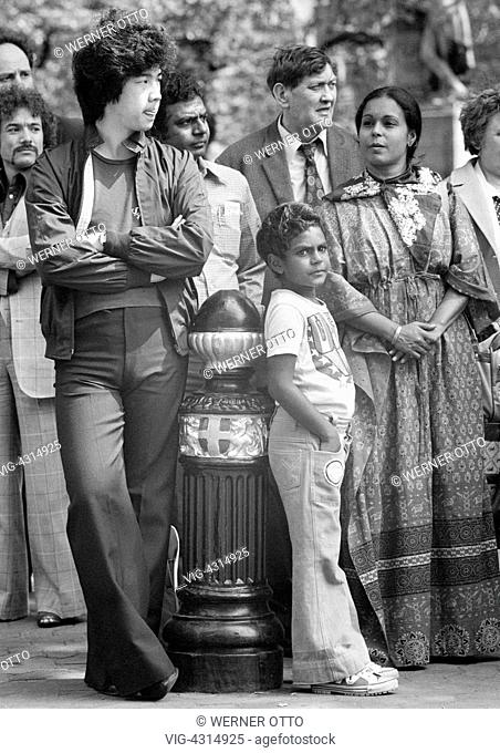 GROSSBRITANNIEN, LONDON, 02.06.1979, Seventies, black and white photo, people stand on a square and watch an event, different nationalities, multicultural