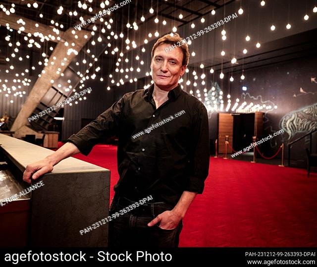 PRODUCTION - 08 December 2023, Hamburg: Oliver Masucci, actor, at a short photo session after an interview in the foyer of the Mehr! Theater am Großmarkt in...