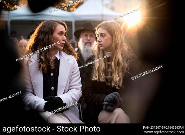 07 December 2023, Berlin: Na'ama Weinberg (l) and Ofir Weinberg, the cousins of the kidnapped German-Israeli I. Svirsky, sit next to each other at the...