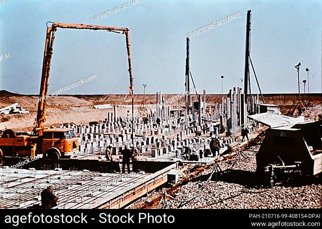 15 June 1975, Soviet Union, Talnoje: On the construction site around the Talnoje compressor station. The Druzhba line was a central youth project of the Free...