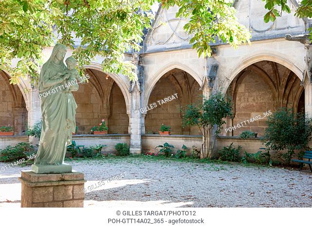 Paris, cloister of the Church of Saint Severin, former ossuary, cemetery, vaults, Photo Gilles Targat