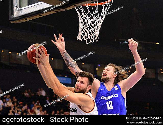 19 August 2022, Hamburg: Basketball; Supercup, Germany - Czech Republic, semifinal at Barclaycard Arena. Germany's Leon Kratzer (l) and the Czech Republic's...