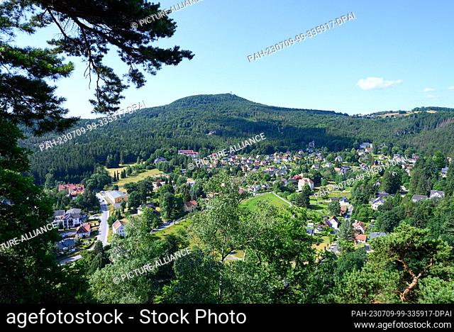 PRODUCTION - 06 July 2023, Saxony, Oybin: View from the fortress and monastery Oybin to the spa of the same name on the border with the Czech Republic and...