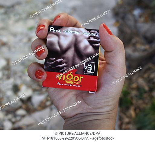 FILED - 25 September 2018, Cuba, La Habana: Una mujer sostiene una caja de preservativos. Todas las tardes cuando empieza a caer el sol Ernesto Rodríguez se...