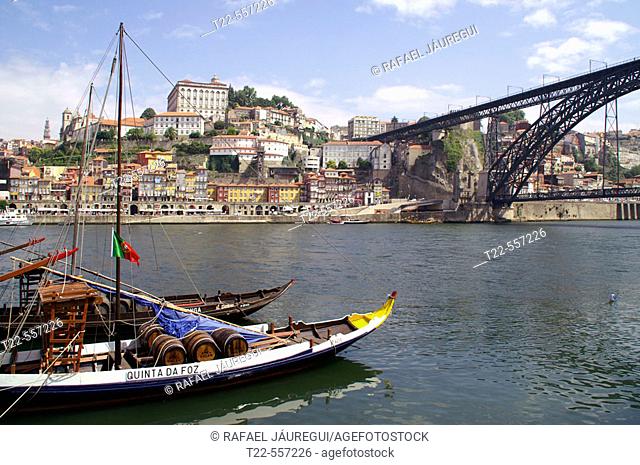 Dom Luis I Bridge and 'rabelos' (typical barges) on Douro river, Vila Nova de Gaia, Porto. Portugal