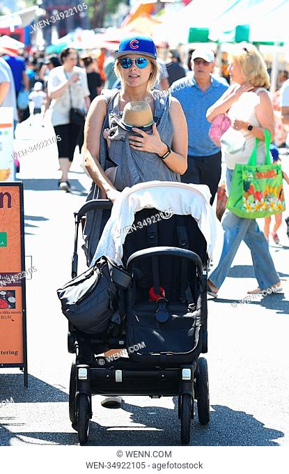 Ali Fedotowsky goes to the farmers market with her family Featuring: Ali Fedotowsky, Riley Doran Manno Where: Los Angeles, California