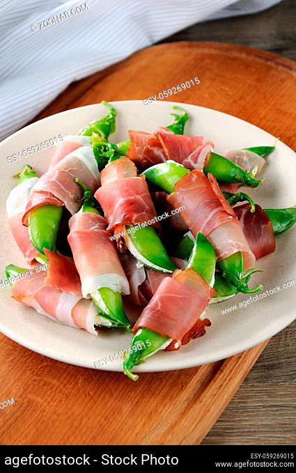 Stuffed pea pods with ricotta and Parma ham. Excellent option with low fat content. This is a wonderful, festive recipe for snacks