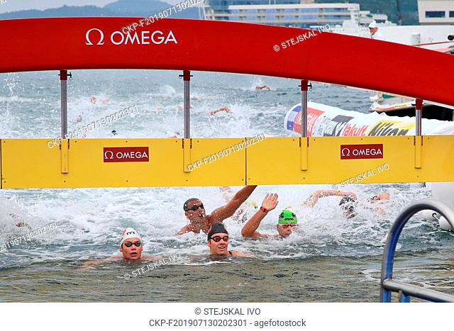Cesky reprezentant Matej Kozubek na trati 5 km na mistrostvi sveta v plavani v Gwangju doplaval na ctvrtem miste. Na snimku v cili v zelene cepici s cislem 18