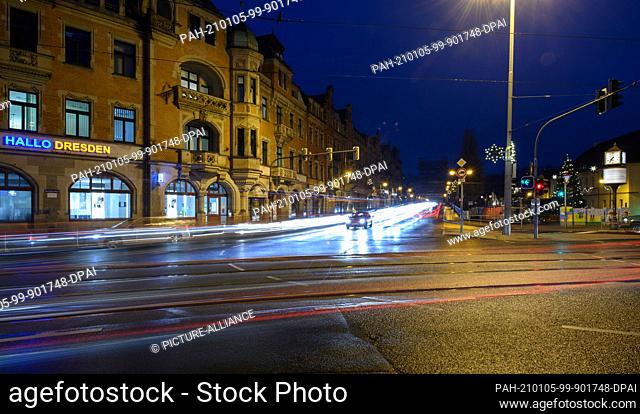 05 January 2021, Saxony, Dresden: A car stands in the morning rush hour at the Schillerplatz in the district Blasewitz at a traffic light while other road users...