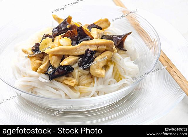 rice noodles with chicken meat and mushroom